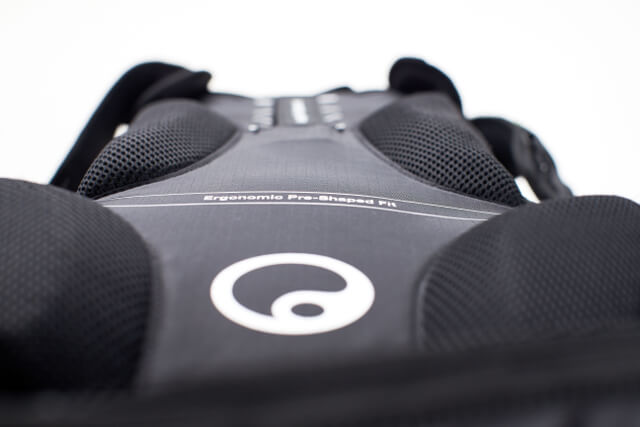 Throughout Ergon’s pre-shaped-fit-system it’s possible to fine-tune the backpack’s back plate by hand.